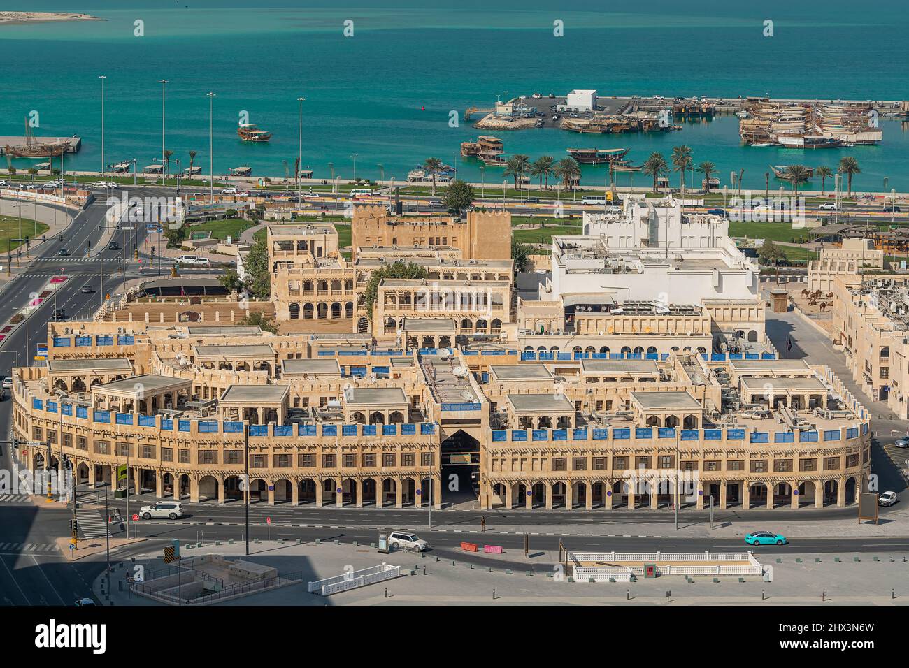 Luftaufnahme von Souq Waqif. Haupttouristenattraktion, die traditionelle Kleidung, Gewürze, Kunsthandwerk und Souvenirs verkauft. Stockfoto