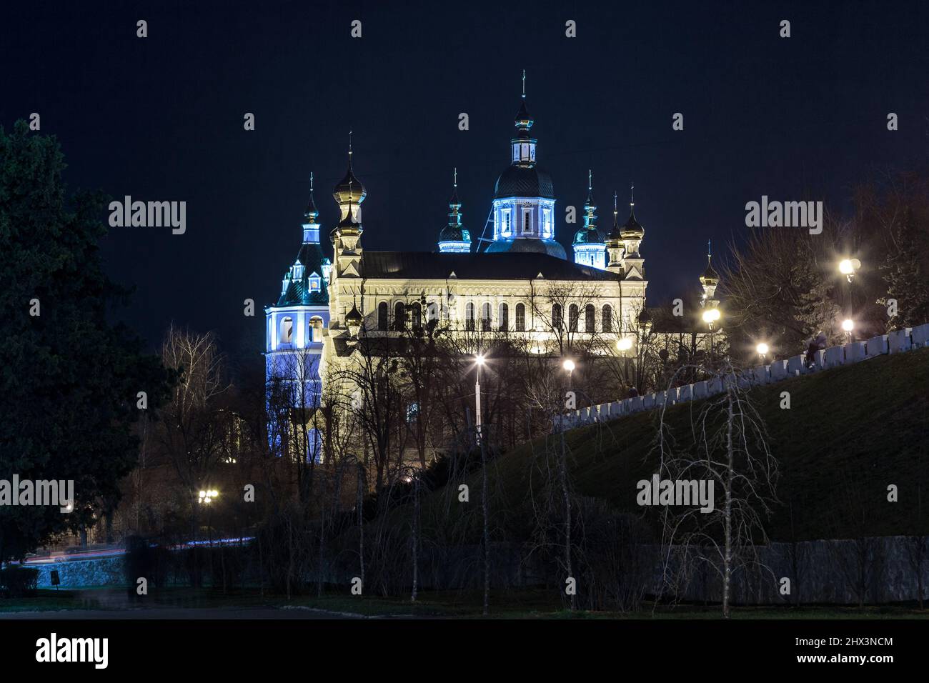 CHARKOW, UKRAINE - MARTH 13, 2020: Dies ist ein Blick auf das Kloster des Heiligen Schutzes in der Nacht. Stockfoto