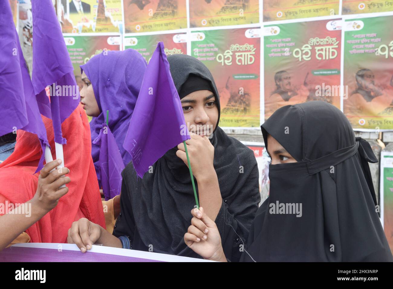 Dhaka, Bangladesch. 8. März 2022. Bangladesch hat den Internationalen Frauentag begangen. Verschiedene Frauen, Menschenrechte und Entwicklungsorganisationen haben die Plattform Social Resistance Committee initiiert "Gleichstellung von Männern und Frauen, der Schlüssel zu einer nachhaltigen Zukunft" - mit dem Thema "'Stoppt Diskriminierung und Gewalt gegen Frauen'", Gewährleistung von Gleichberechtigung und gleichberechtigter Beteiligung an Ressourcen - Kundgebungen und kulturelle Veranstaltungen in Dhaka (Bild: © Bayazid Akter/Pacific Press via ZUMA Press Wire) Stockfoto