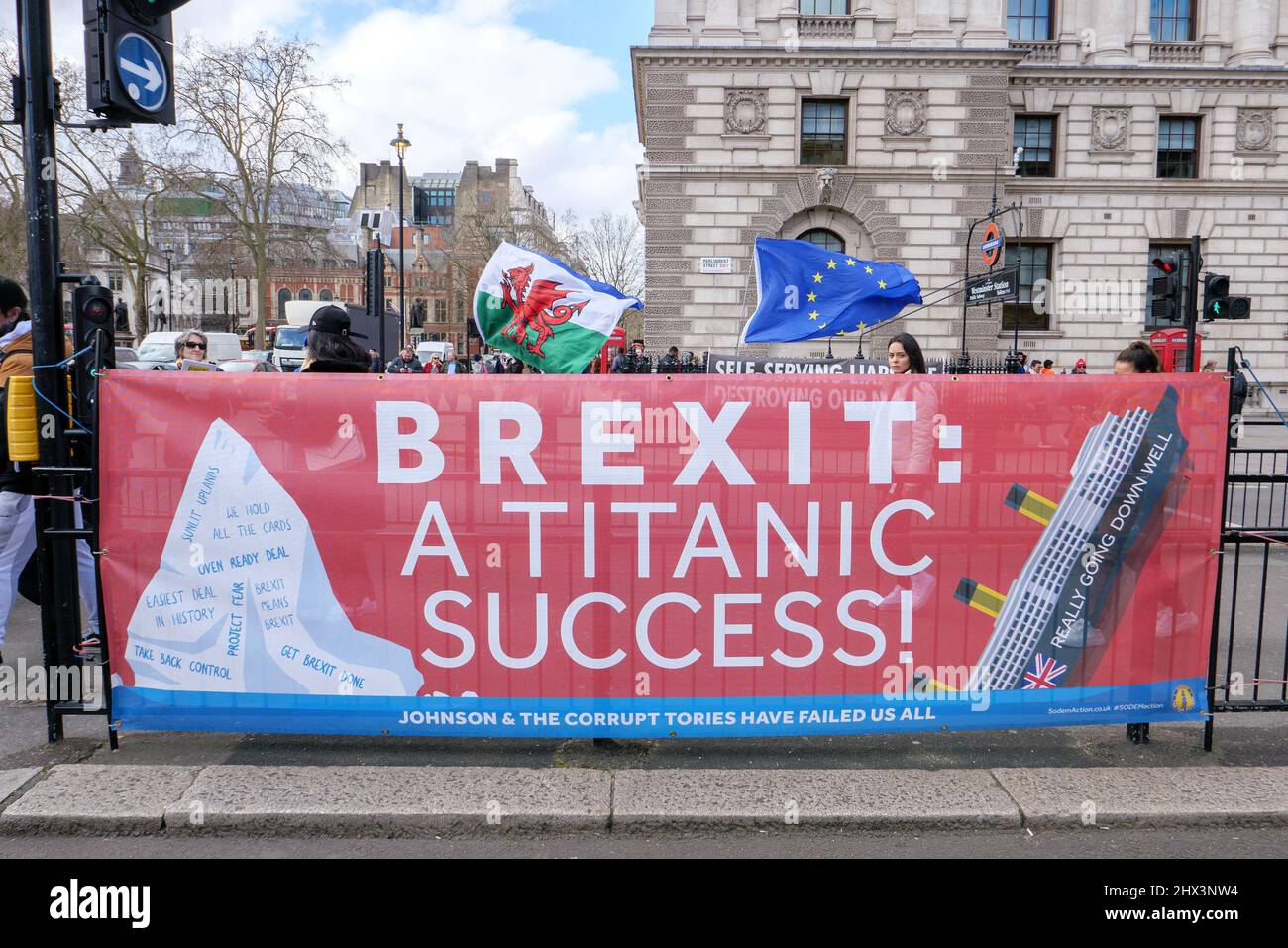 London, England. 9.. März 2022. Ein Banner mit der Aufschrift „Brexit: Ein Titanic-Erfolg!“ Anti-Tory-Aktivisten vor dem Parlament protestieren gegen die konservative Regierung und den britischen Premierminister Boris Johnsons, die am Brexit beteiligt sind. Kredit: SMP Nachrichten / Alamy Live Nachrichten Stockfoto