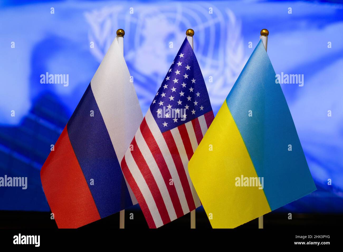 Die US-Flagge, die russische Flagge, die ukrainische Flagge. Flagge der USA, Flagge Russlands, Flagge der Ukraine. Die Vereinigten Staaten von Amerika und die Russische Föderation Stockfoto