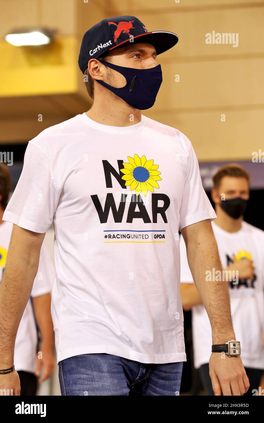 Sakhir, Bahrain. 9.. März 2022. Max Verstappen (NLD) Red Bull Racing trägt ein T-Shirt zur Unterstützung der GPDA No war #RacingUnited Kampagne. Formula One Testing, Mittwoch, 9.. März 2022. Sakhir, Bahrain. Stockfoto