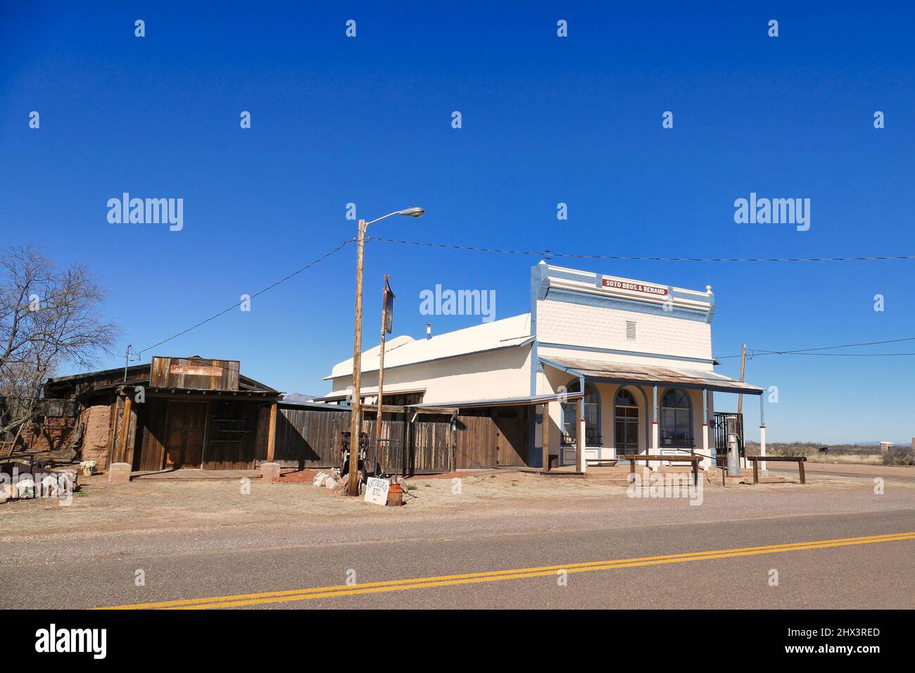 Ehemaliger General Store (1896) in Pearce, Cochise County, Arizona, USA, einer fast menschenleeren alten Bergbaustadt. Stockfoto