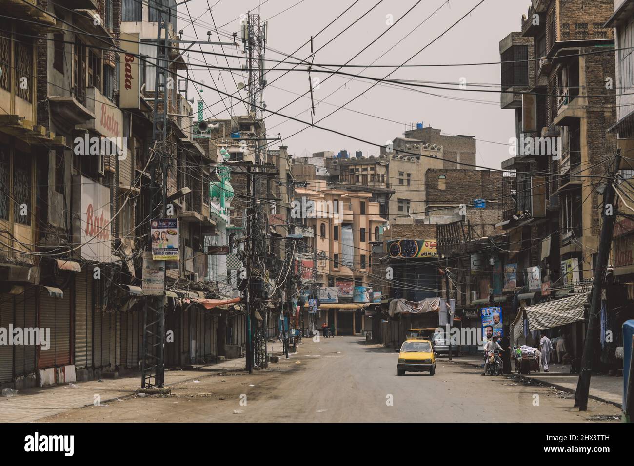 Interessanter Blick auf die alten Straßen Pakistans Peschawar City Centre mit Gebäuden und leeren Straßen Stockfoto