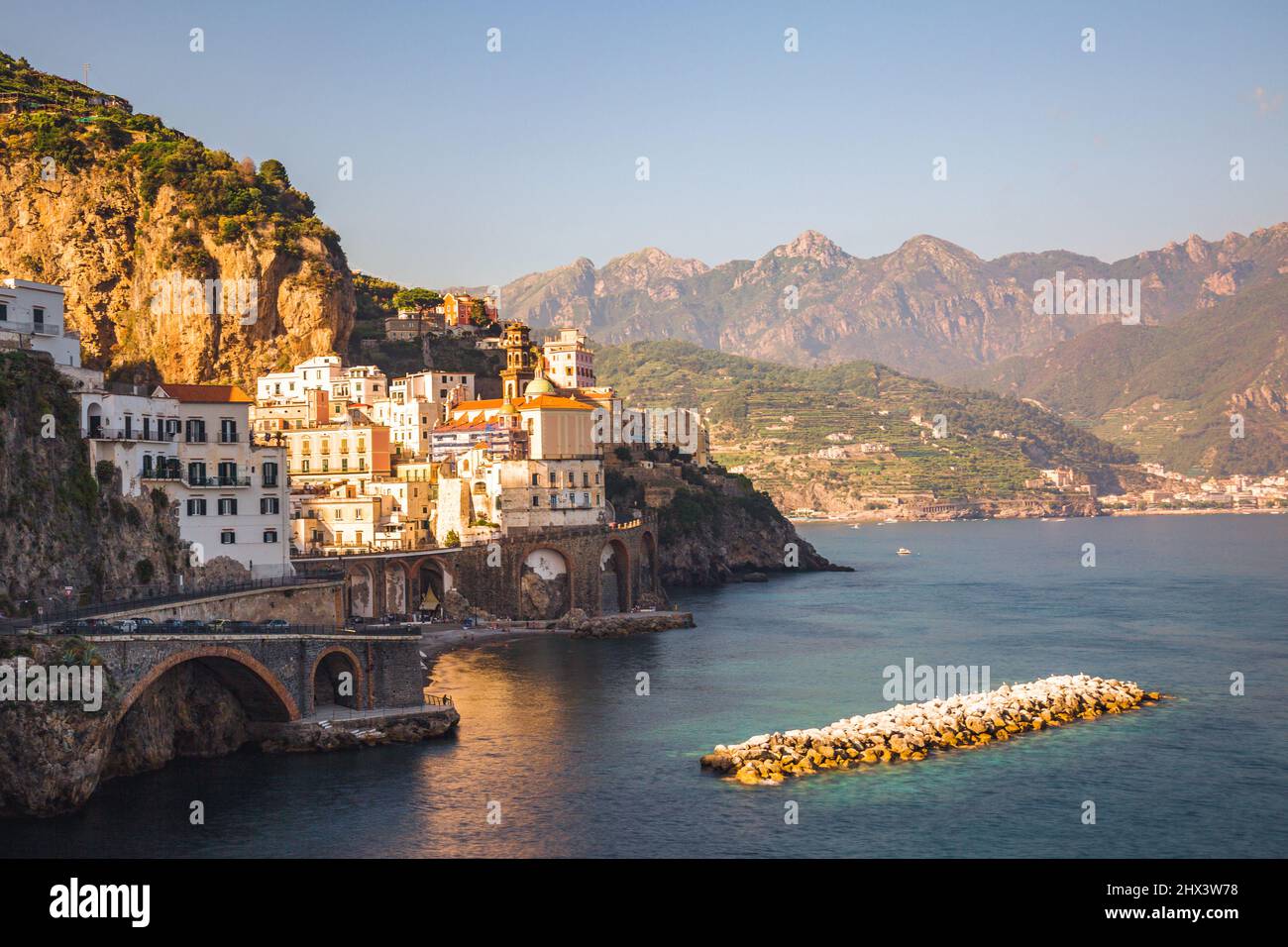 Sonnenuntergang an der Amalfiküste. Atrani, Salerno, Italien Stockfoto