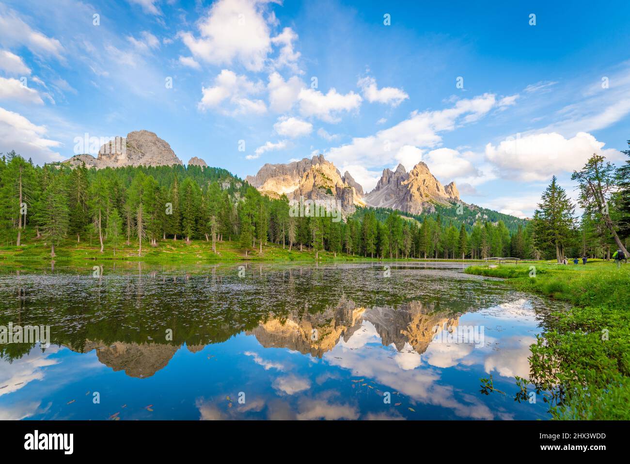 Dolomiten Alpen, See und Reflexion, Sommer in Italien. Stockfoto