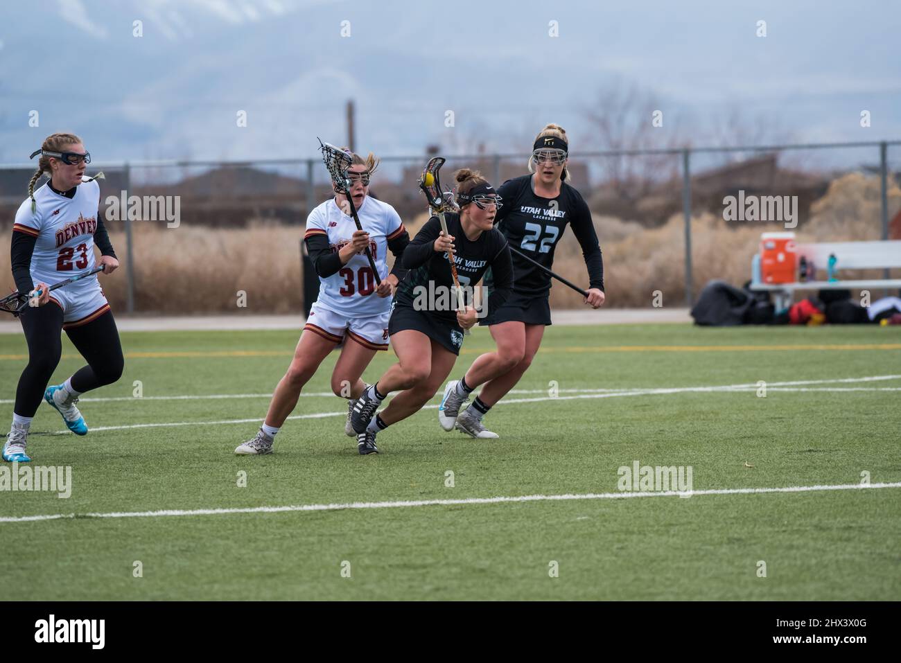 Vineyard, Utah, USA - 5. März 2022. Die Intensität und Athletik von Women's Lacrosse. Schnelligkeit, Koordination und Zähigkeit sind in diesem Sport gefragt. Stockfoto