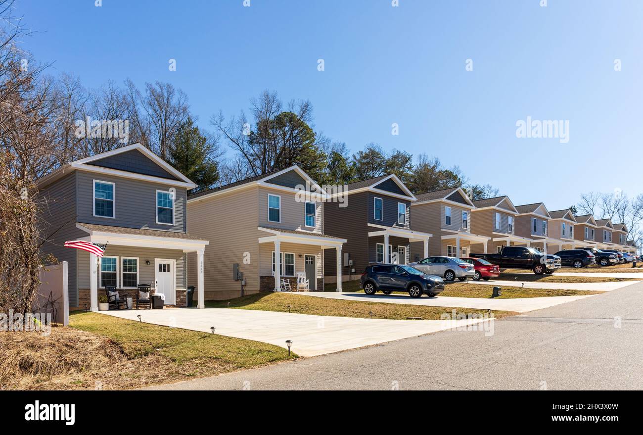 HICKORY, NC, USA-2 FEB 2022: Neue, erschwingliche Einfamilienhäuser der Einstiegsklasse. Stockfoto