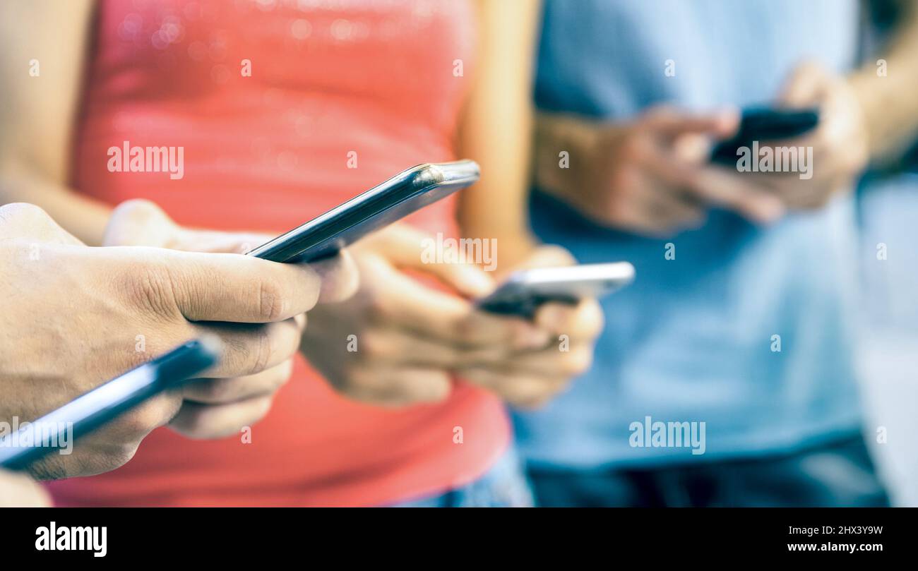 Multikulturelle Freunde nutzen Smartphone im Freien - Menschen Hände süchtig nach Handy - Technologiekonzept mit vernetzten Männern und Frauen - Shal Stockfoto