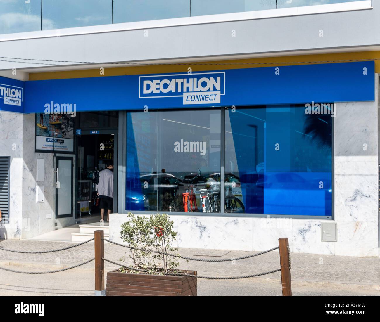 Eine Niederlassung von Decathlon Connect, dem Sporthändler in Quarteira, Portugal. Stockfoto