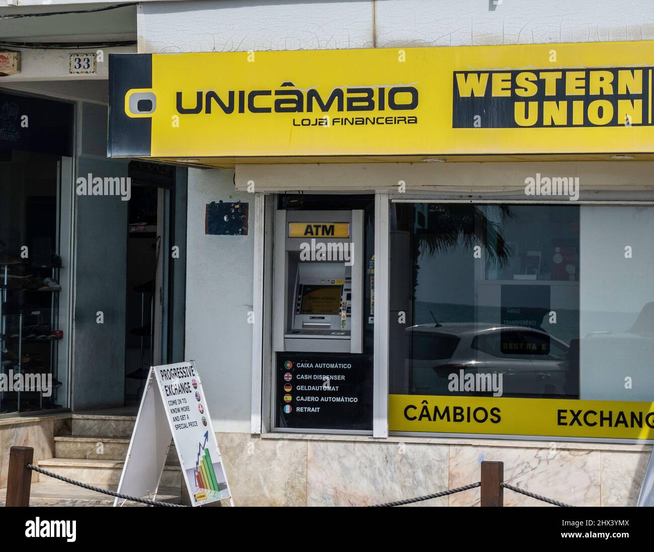 Eine Niederlassung von Western Union, dem amerikanischen multinationalen Finanzdienstleistungsunternehmen, in Quarteira, Portugal. Stockfoto