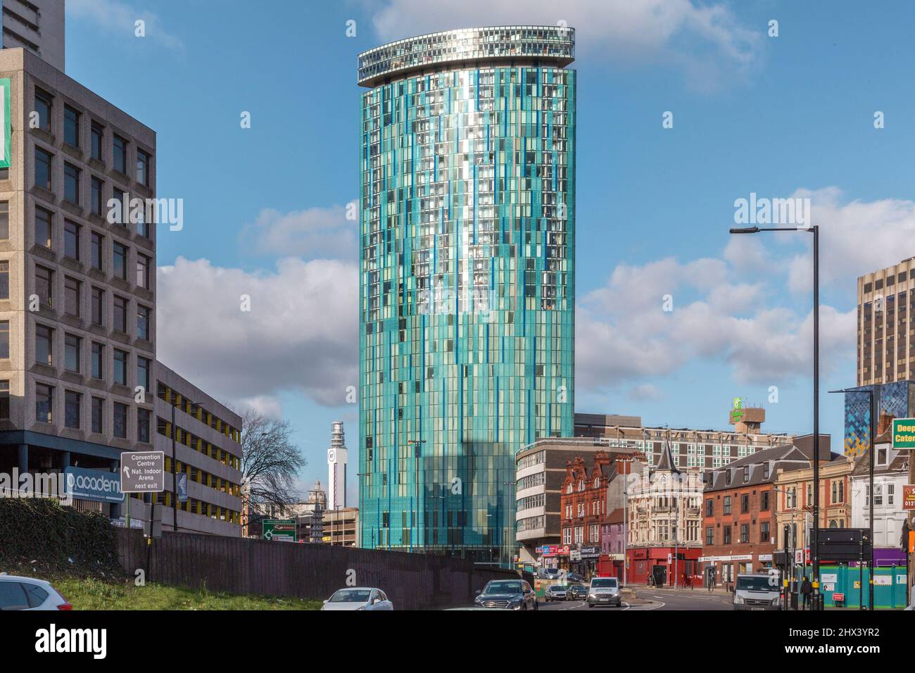 Der Wolkenkratzer 10 Holloway Circus im Stadtzentrum von Birmingham mit gemischter Nutzung. Es ist charakteristisch in Aqua-Farbe und modernem Stil, der von älteren Gebäuden kontrastiert wird. Stockfoto