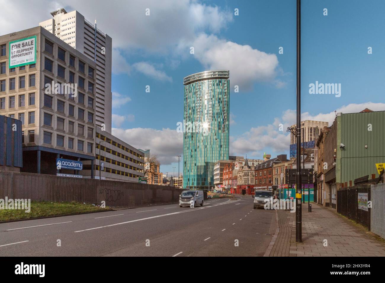 10 Holloway Circus steht hoch im Stadtzentrum von Birmingham. In den oberen Etagen befinden sich Apartments, während die unteren 19 einem Hotel übergeben werden. Stockfoto