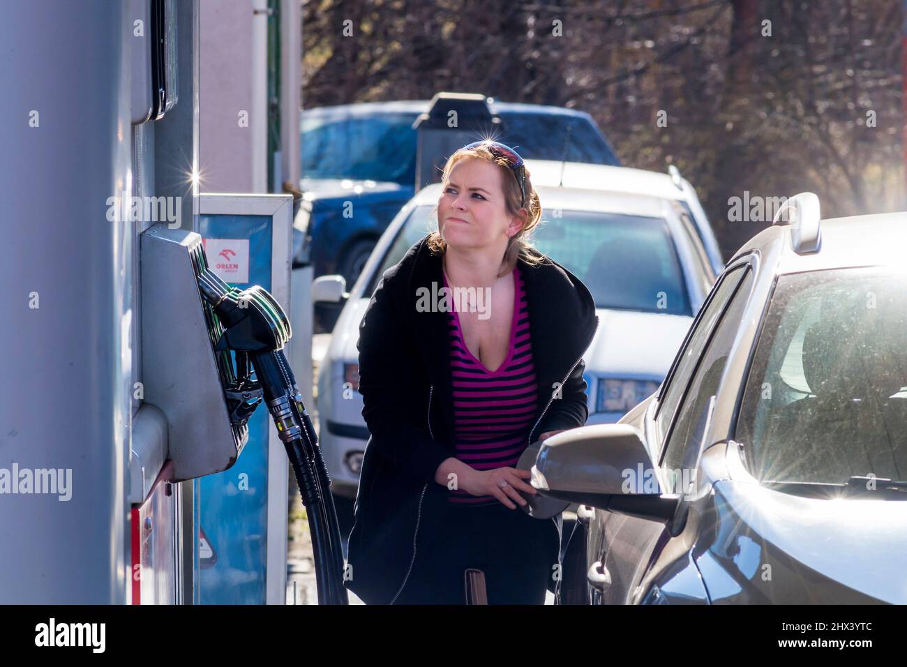Frau, die ihr Auto mit Kraftstoff betankt Stockfoto