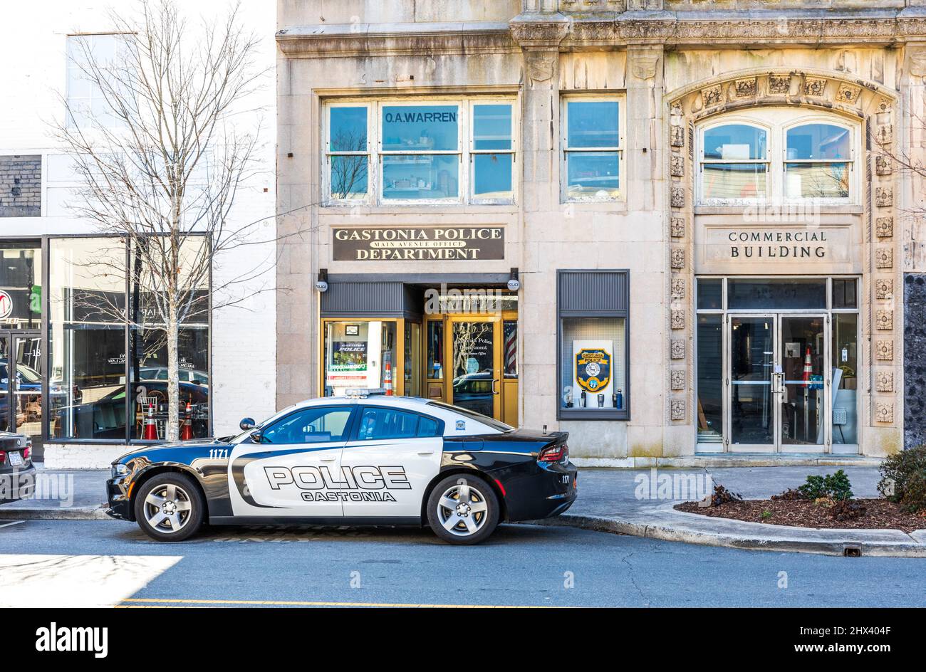 GASTONIA, NC, USA-3 MARCH 2022: Nahaufnahme der Fassade des 'Commercial Building', zeigt eine Zweigstelle der Gastonia Police Dept. Erbaut 1923, 8 Stockfoto