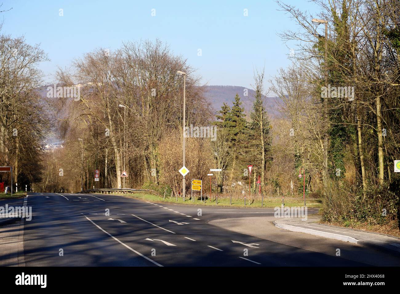 Landstraße bergab Stockfoto
