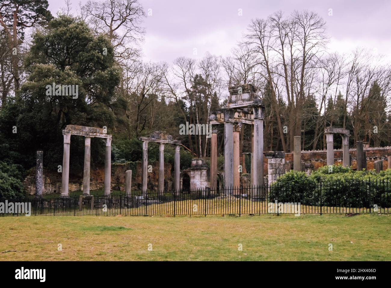 Die Ruinen der römischen Stadt Leptis Magna, Virginia Water Lake, Windsor Great Park, Surrey, England, Großbritannien März 2022 Stockfoto