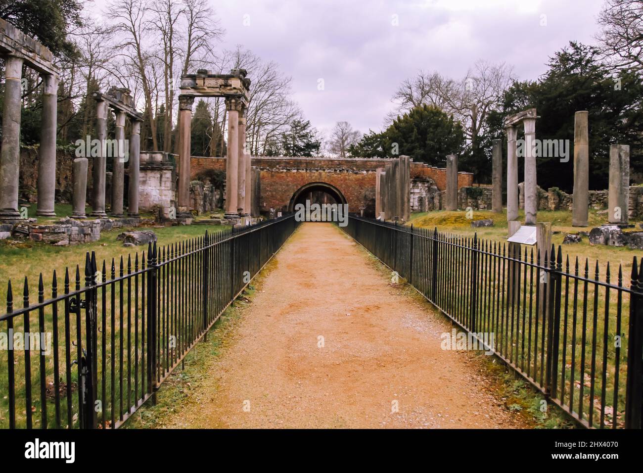 Römische Ruinen Leptis Magna Ruinen, Virginia Water Lake, Windsor Great Park, Surrey, England, Großbritannien März 2022 Stockfoto
