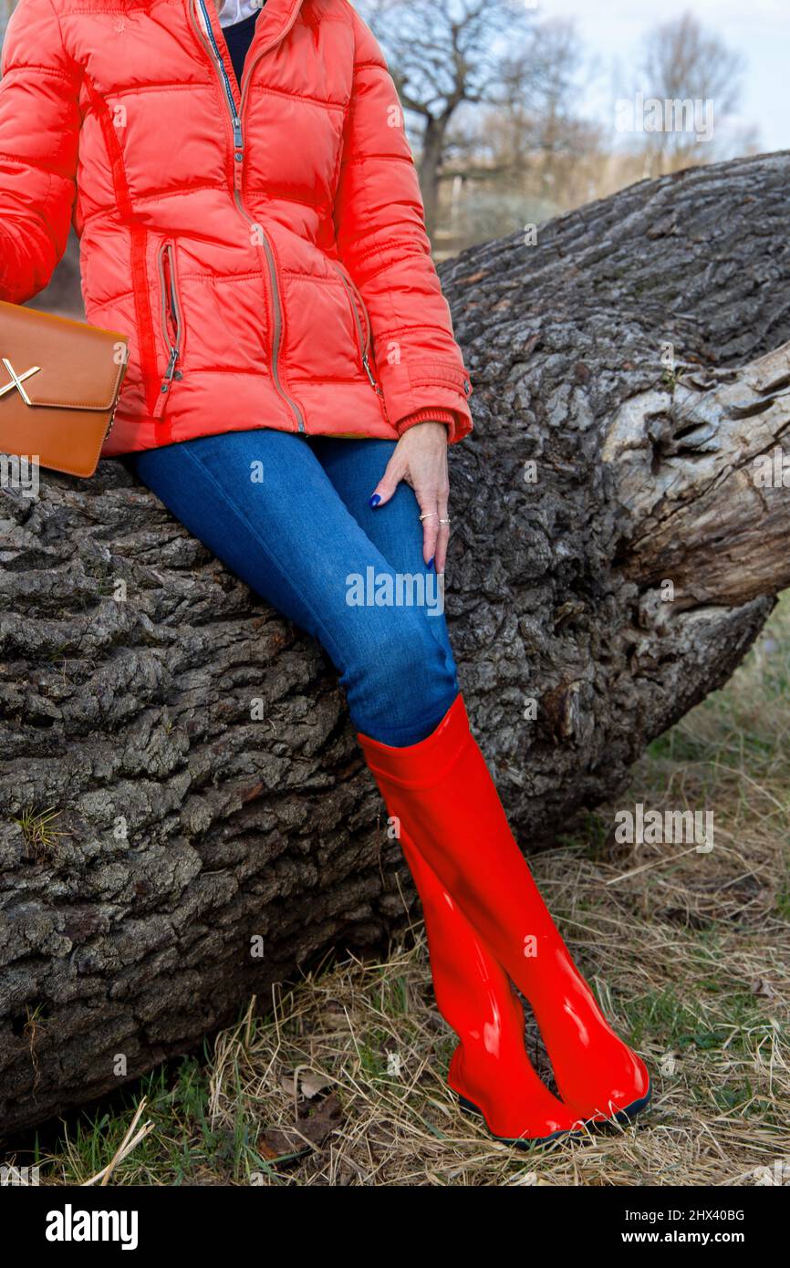 Frau mit roten Gummistiefeln (Modell freigegeben) Stockfoto