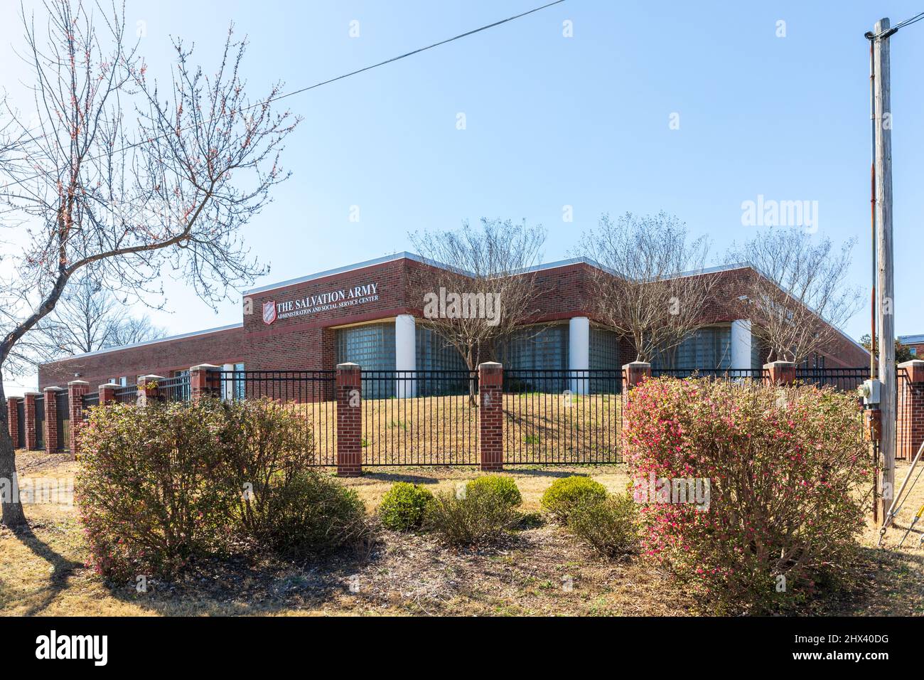 GASTONIA, NC, USA-3 MARCH 2022: Salvation Army Administration and Social Service Center, Building. Niedriger Blick auf die Ecke vom Bürgersteig. Stockfoto