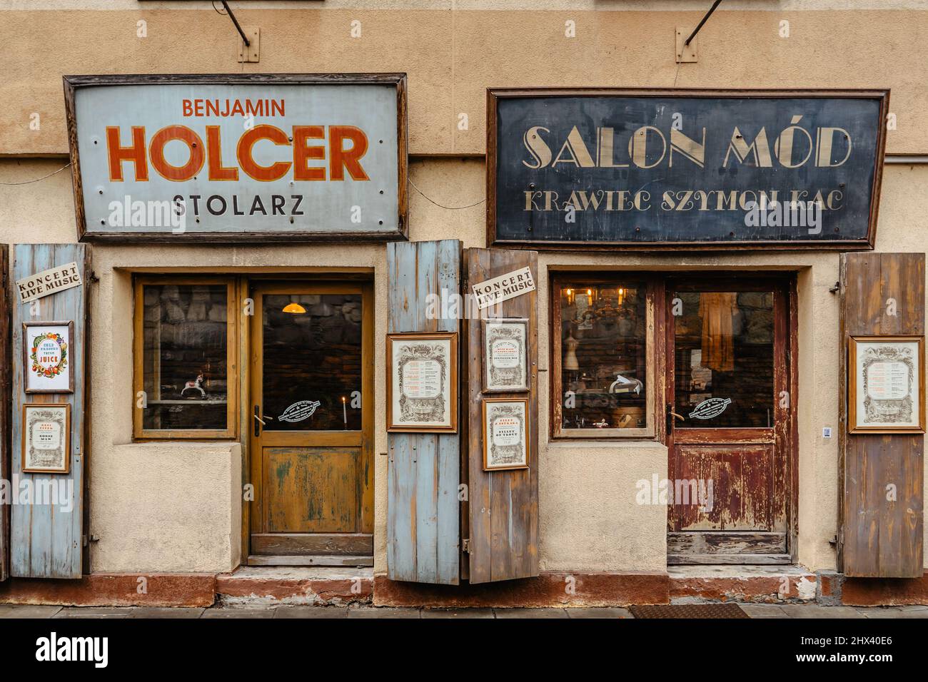 Krakau, Polen-Dezember, 2021. Geschäfte mit Vintage-Schildern im jüdischen Viertel von Kazimierz, Szeroka Straße. Ladenfassade, Geschäfte mit Holztüren, berühmt Stockfoto