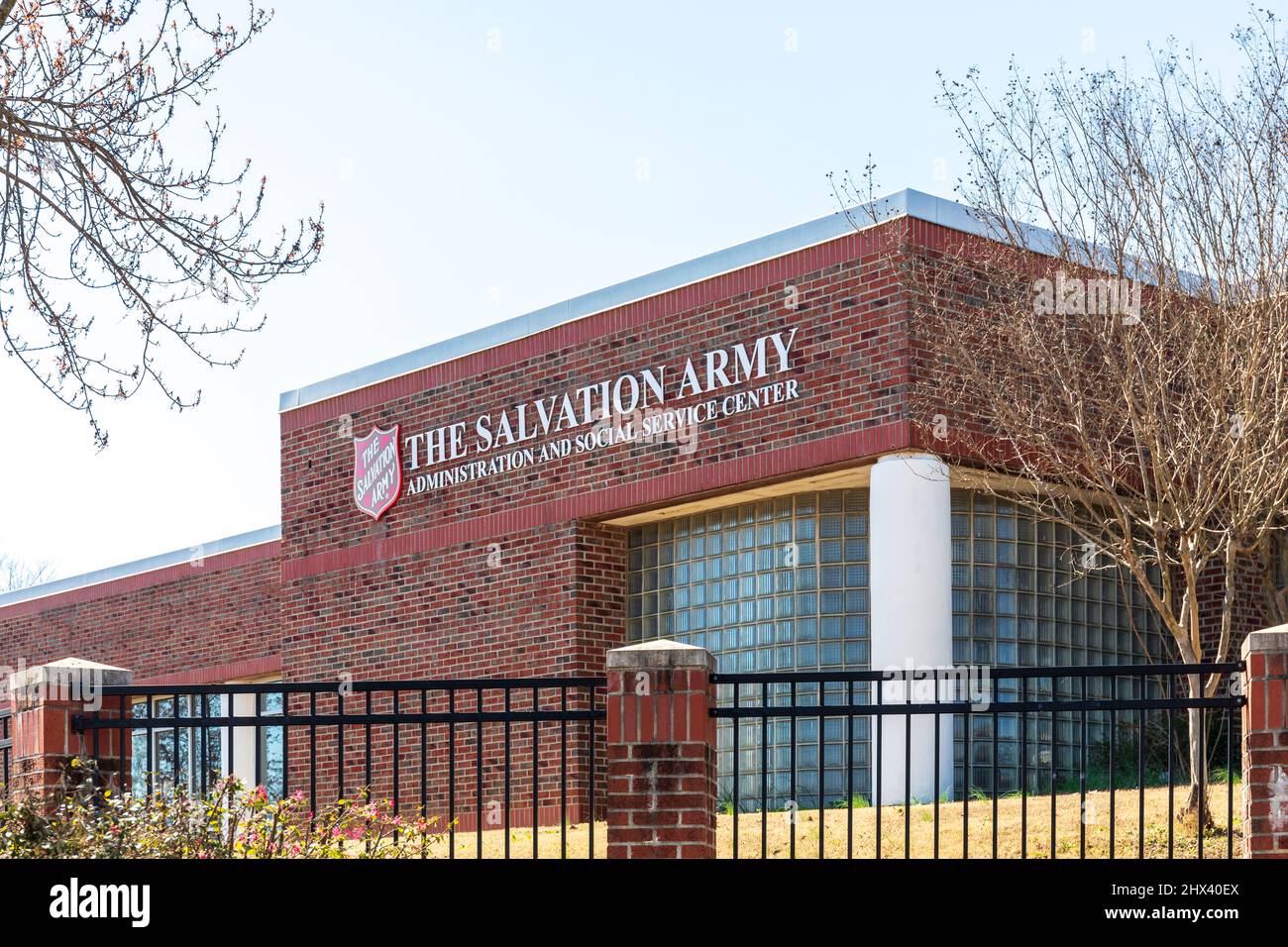 GASTONIA, NC, USA-3 MARCH 2022: Salvation Army Administration and Social Service Center, Building. Nahaufnahme von Schild und Gebäude vom Bürgersteig b Stockfoto