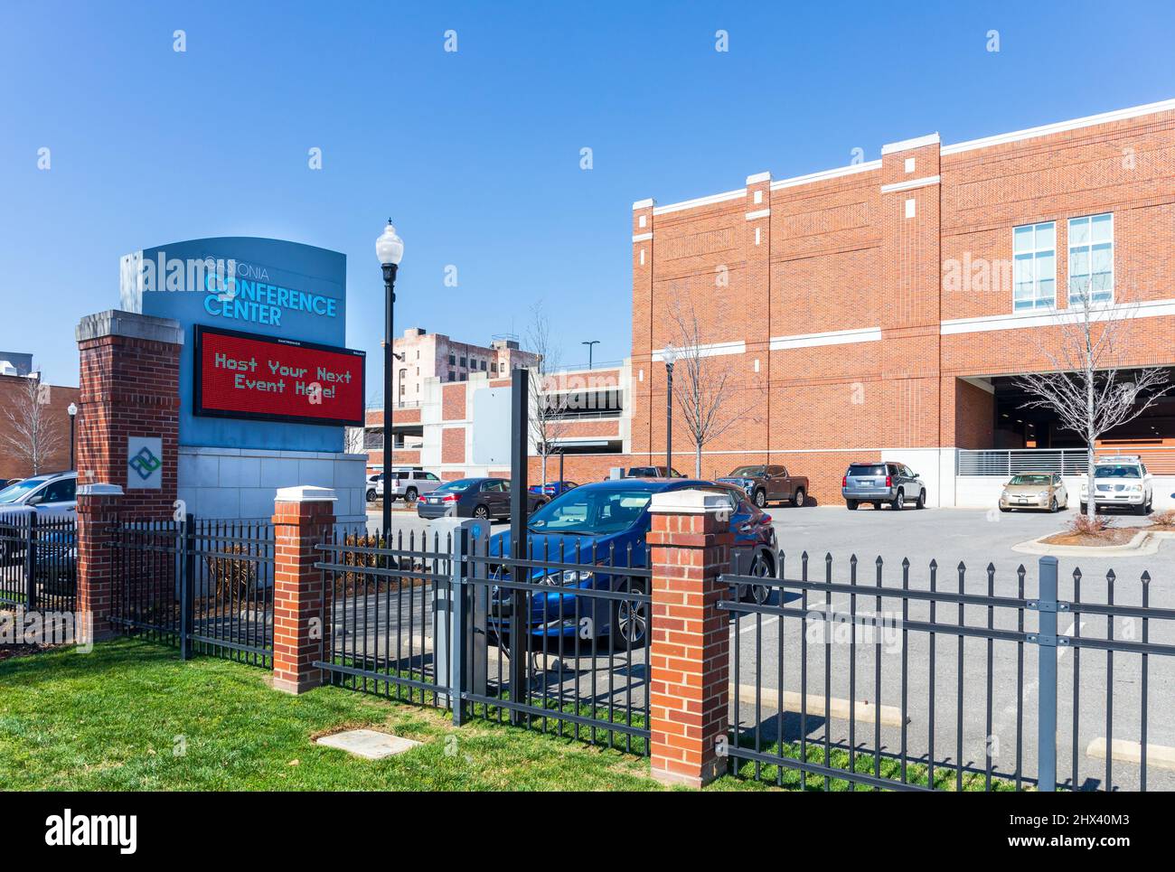GASTONIA, NC, USA-3. MÄRZ 2022: Denkmal-Schild und Parkplatz für das Gastonia Conference Center. Denkmal Zeichen enthält ein LED-Zeichen. Stockfoto