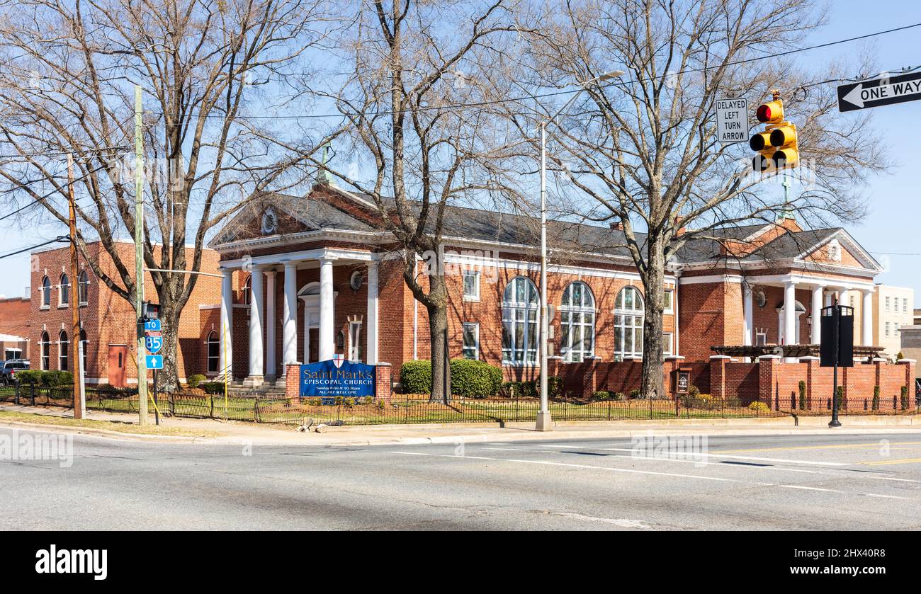 GASTONIA, NC, USA-3 MARCH 2022: St.Marks Episcopal Church, Fassade, Front- und Seiteneingänge, Monument-Schild. Stockfoto