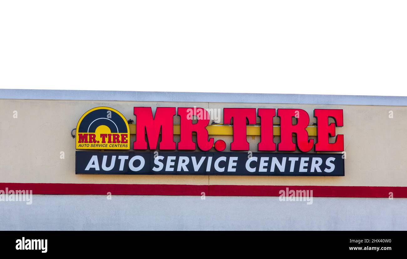 GASTONIA, NC, USA-3 MARCH 2022: Ein MR. TIRE Auto Service Center, zeigt nur Gebäudeschild mit Logo. Stockfoto