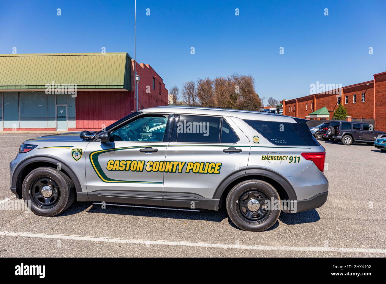 GASTONIA, NC, USA-3 MARCH 2022: Gaston County Police Cruiser, kleiner SUV mit Schriftzug auf Türen. Stockfoto