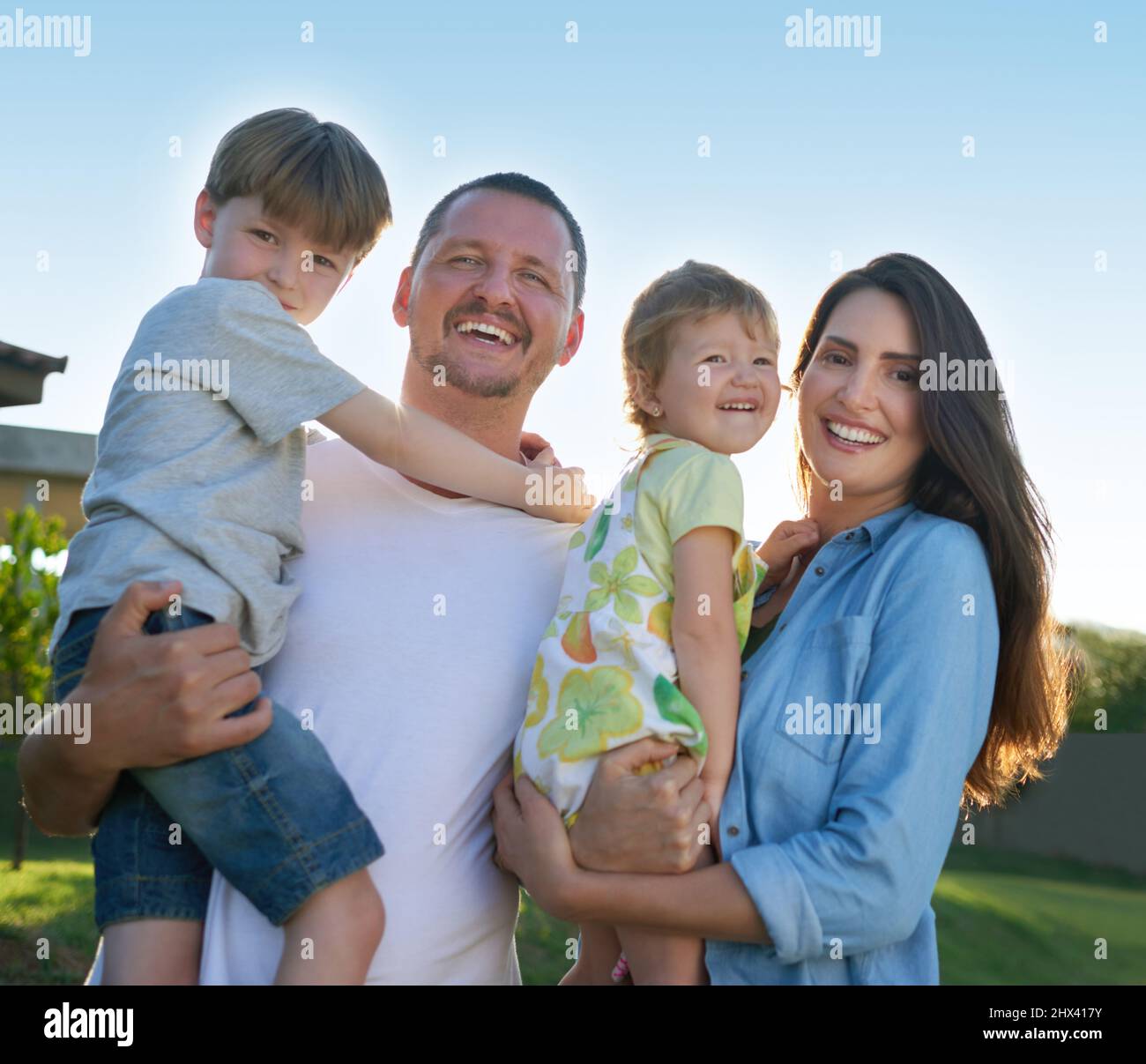 Sie sind unsere größte Quelle der Freude. Porträt einer glücklichen Familie, die sich im Freien verbindet. Stockfoto