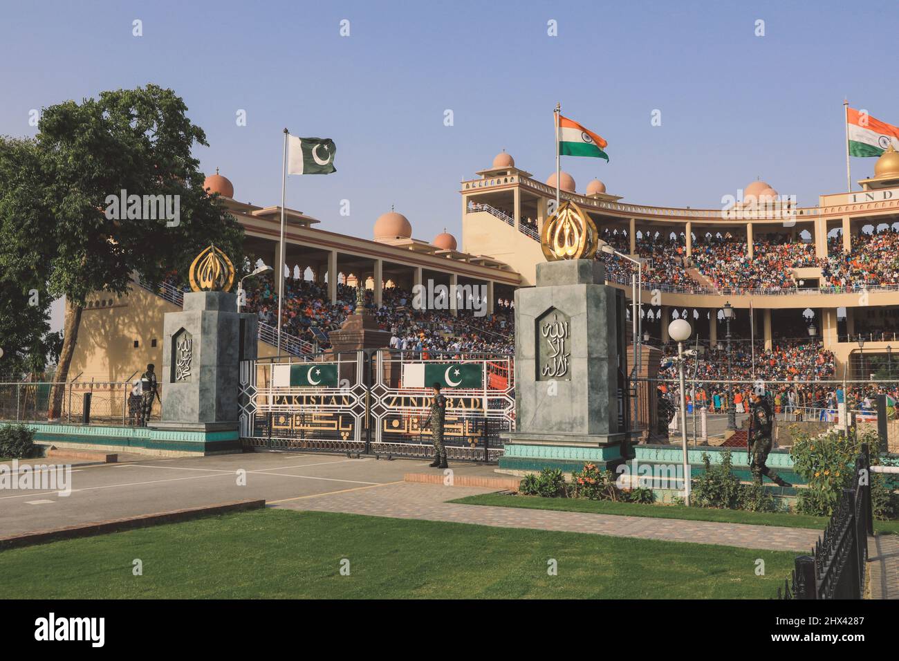 Blick auf die Haupttore der Attari-Wagah-Grenze mit den Flaggen Indiens und Pakistans Stockfoto