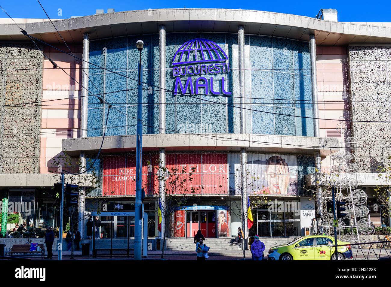 Bukarest, Rumänien, 1. Dezember 2021: Eintrittsschild mit Logo für das Einkaufszentrum Bukarest Mall an einem sonnigen Wintertag Stockfoto