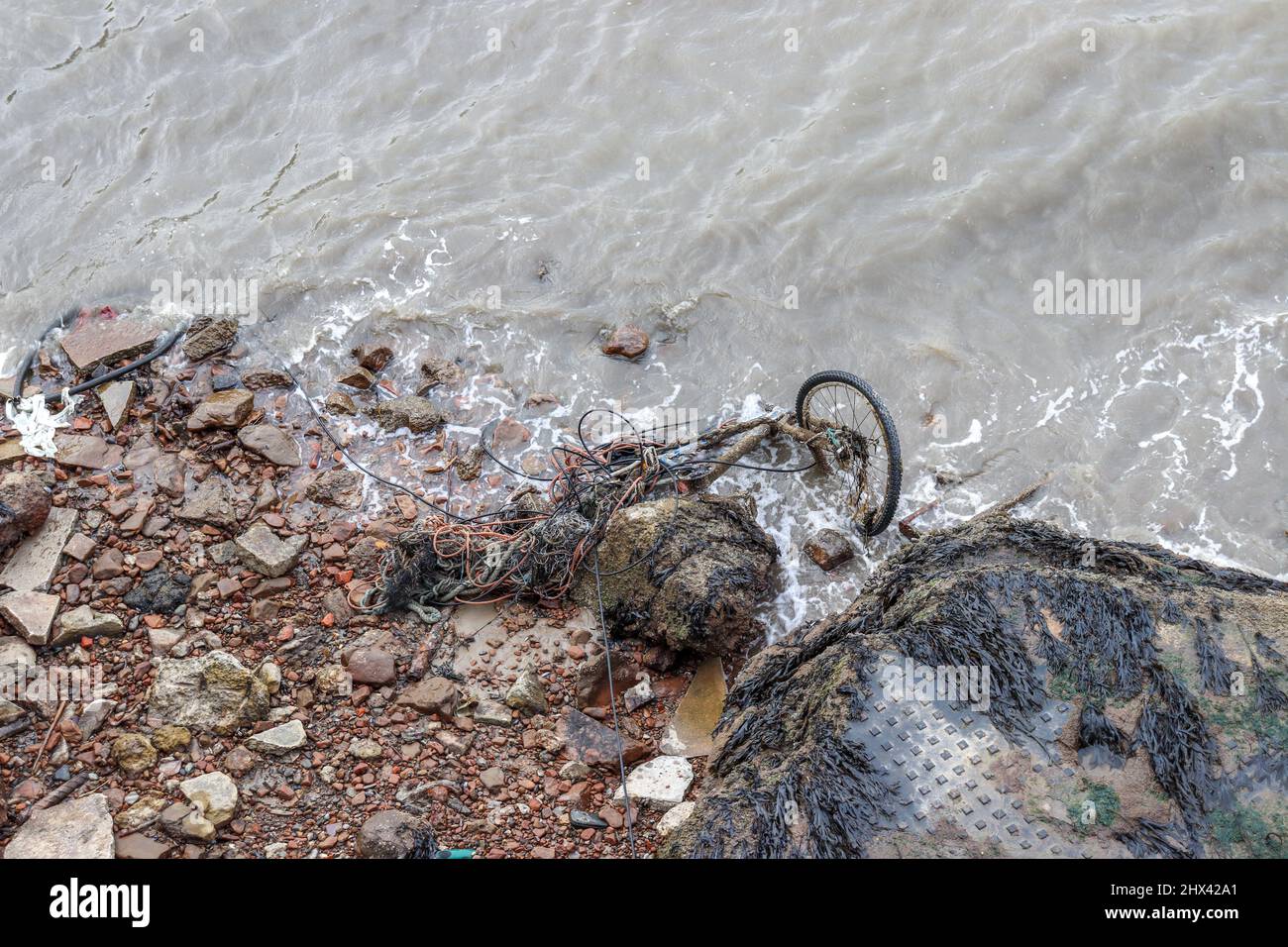 Das rostige alte Fahrrad wurde im Fluss Mersey abgeladen Stockfoto