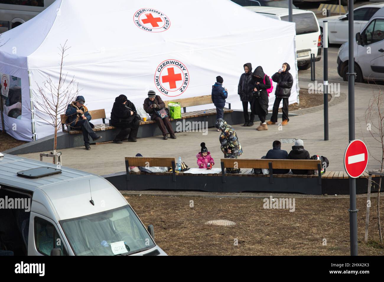 Lviv, Ukraine - 9. März 2022: Rotkreuz-Hilfe für ukrainische Flüchtlinge auf dem Bahnhof von Lviv während des russischen Krieges Stockfoto