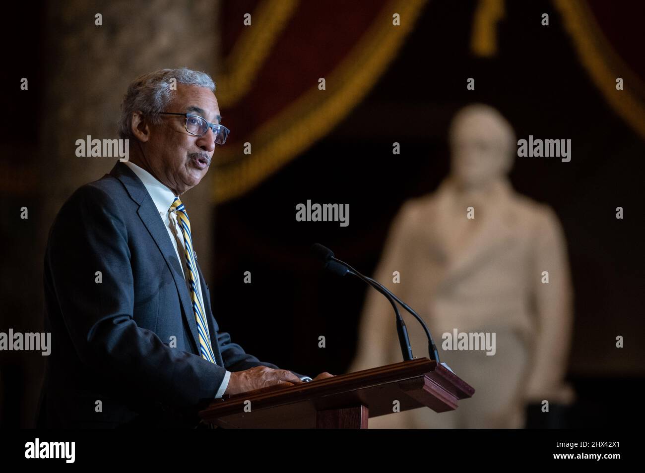 Der Repräsentant Bobby Scott (D-VA) spricht am Mittwoch, den 9. März, im US-Capitol in Washington, DC, mit den Gästen während eines „Women's History Month“-Events zu Ehren von Sportlerinnen und anlässlich des Jubiläums von Titel IX. 2022. Da der Senat heute nicht mehr tagt und die Demokraten im Repräsentantenhaus heute Nachmittag nach Philadelphia reisen, um ihren jährlichen Rückzug anzutreten, kämpft der Kongress darum, eine staatliche Finanzierungsmaßnahme mit Milliarden zusätzlicher Dollar für die Ukraine und die COVID-Unterstützung zu verabschieden, bevor die Regierung am Freitag stillsteht. (Graeme Sloan/Sipa USA) Stockfoto