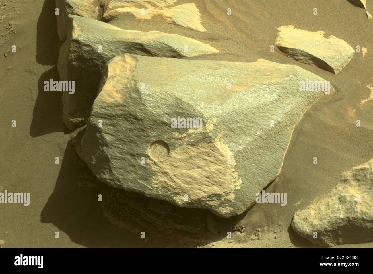 Washington, Usa. 09. März 2022. Der Ausdauer-Mars-Rover der NASA nutzte seine linke Navigationskamera (NAVCAM), um dieses Bild von Sid, einem höher stehenden Felsblock, der hier direkt über dem Arm des Rover zu sehen war, am 24. Februar 2022 (sol 361) zu erfassen. Wissenschaftler planen, dieses Gestein zu verproben, bevor der Rover für die nächste Wissenschaftskampagne der Mission zum Delta auffährt. NASA/UPI Credit: UPI/Alamy Live News Stockfoto