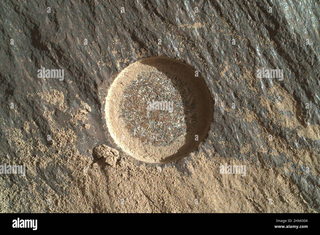 Washington, Usa. 09. März 2022. Der Ausdauer-Mars-Rover der NASA nutzte seine linke Navigationskamera (NAVCAM), um dieses Bild von Sid, einem höher stehenden Felsblock, der hier direkt über dem Arm des Rover zu sehen war, am 24. Februar 2022 (sol 361) zu erfassen. Wissenschaftler planen, dieses Gestein zu verproben, bevor der Rover für die nächste Wissenschaftskampagne der Mission zum Delta auffährt. NASA/UPI Credit: UPI/Alamy Live News Stockfoto