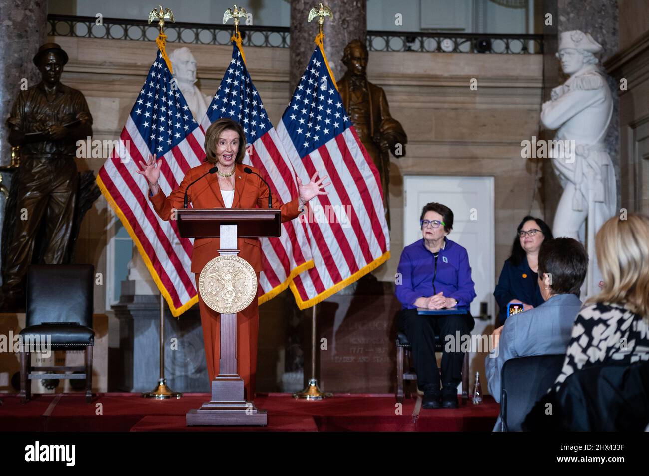 Die Sprecherin des Hauses, Nancy Pelosi (D-CA), spricht am Mittwoch, den 9. März, im US-Kapitol in Washington, DC, mit den Gästen während eines Ereignisses zum Thema „Geschichte der Frauen“ zu Ehren von Sportlerinnen und anlässlich des Jubiläums von Titel IX. 2022. Da der Senat heute nicht mehr tagt und die Demokraten im Repräsentantenhaus heute Nachmittag nach Philadelphia reisen, um ihren jährlichen Rückzug anzutreten, kämpft der Kongress darum, eine staatliche Finanzierungsmaßnahme mit Milliarden zusätzlicher Dollar für die Ukraine und die COVID-Unterstützung zu verabschieden, bevor die Regierung am Freitag stillsteht. (Graeme Sloan/Sipa USA) Stockfoto