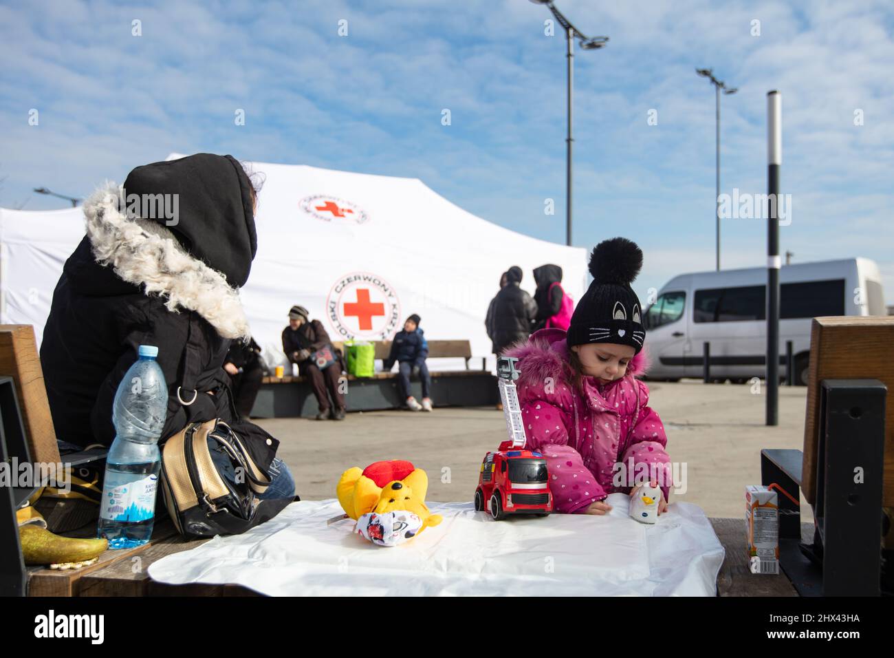 Lviv, Ukraine - 9. März 2022: Rotkreuz-Hilfe für ukrainische Flüchtlinge auf dem Bahnhof von Lviv während des russischen Krieges Stockfoto