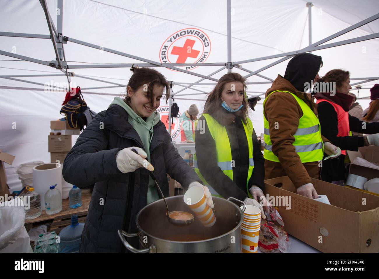 Lviv, Ukraine - 9. März 2022: Rotkreuz-Hilfe für ukrainische Flüchtlinge auf dem Bahnhof von Lviv während des russischen Krieges Stockfoto