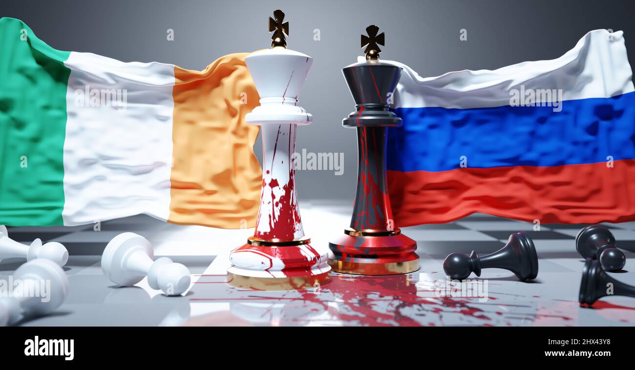 Irland und Russland Krieg, Konflikt und Krise. Nationalflaggen, blutbefleckte Schachkönige und gefallene Schachfiguren symbolisieren einen nicht benötigten Konflikt, der b Stockfoto