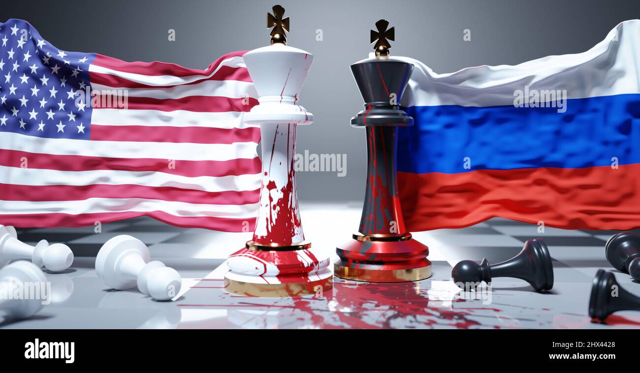 USA und Russland Krieg, Konflikt und Krise. Nationalflaggen, blutbefleckte Schachkönige und gefallene Schachfiguren symbolisieren einen nicht benötigten Konflikt, der sie mit sich bringt Stockfoto