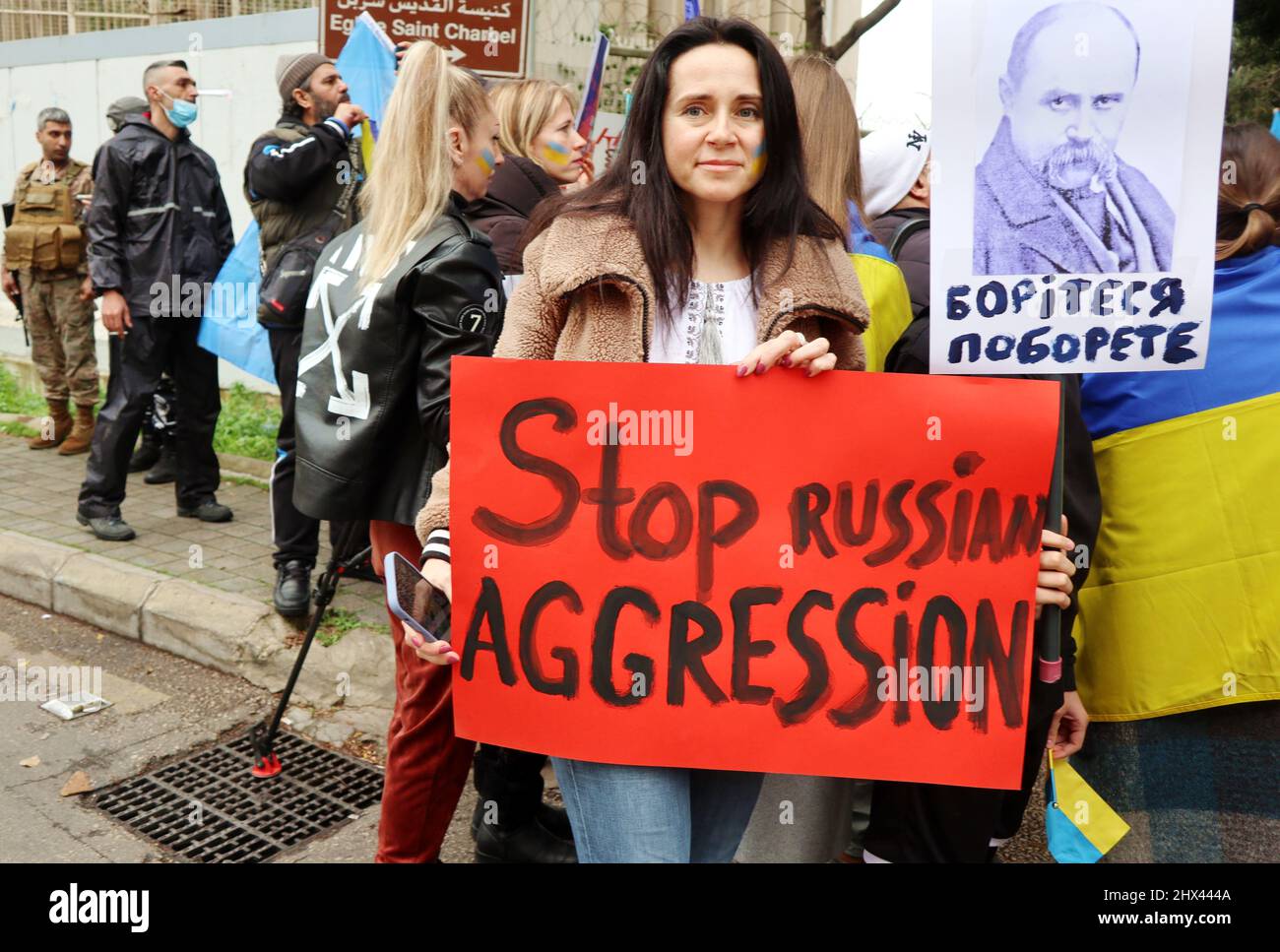 Beirut, Libanon. 09. März 2022. Eine Aufnahme des Protestes des ukrainischen Volkes vor der russischen Botschaft, Beirut, Libanon, 9. März 2022. Demonstranten protestieren gegen Wladimir Putin und fordern Russland auf, den Krieg gegen die Ukraine zu beenden. Die libanesische Regierung verurteilte in einer Erklärung des Außenministeriums die russische Invasion in der Ukraine, stellte aber danach klar, dass der Libanon keine Partei ergreifen und neutral bleiben wird. Dies geschah, nachdem die mächtige schiitische Hisbollah-Miliz gegen die Erklärung der Regierung protestierte. (Foto von Elisa Gestri/ Quelle: SIPA USA/Alamy Live News Stockfoto