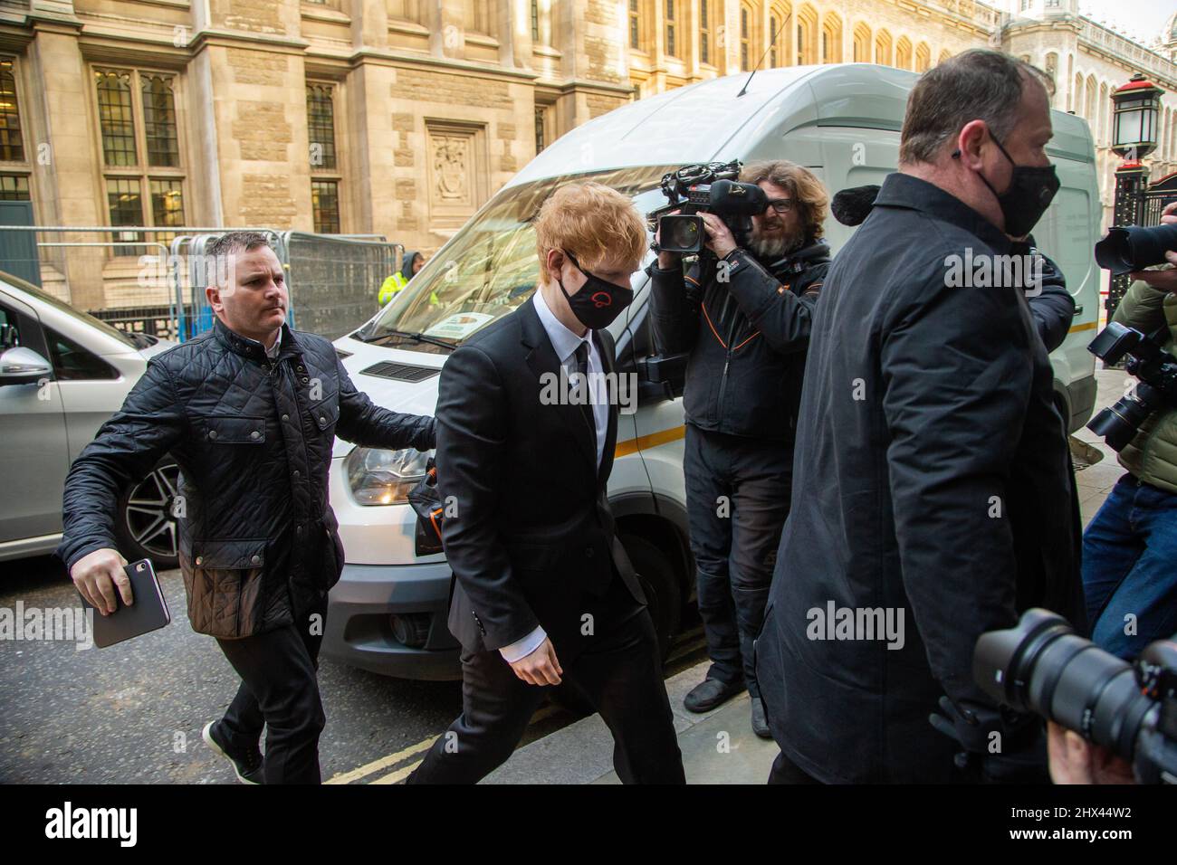 London, England, Großbritannien. 8. März 2022. Ed SHEERAN wird während eines High Court-Prozesses wegen des Urheberrechts seines Hits Shape of You im Rolls Building eintreffen sehen. (Bild: © Tayfun Salci/ZUMA Press Wire) Stockfoto London, England, Großbritannien. 8. März 2022. Ed SHEERAN wird während eines High Court-Prozesses wegen des Urheberrechts seines Hits Shape of You im Rolls Building eintreffen sehen. (Bild: © Tayfun Salci/ZUMA Press Wire) Stockfoto