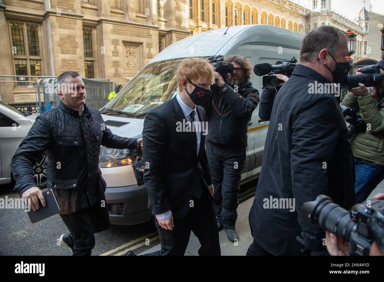London, England, Großbritannien. 8. März 2022. Ed SHEERAN wird während eines High Court-Prozesses wegen des Urheberrechts seines Hits Shape of You im Rolls Building eintreffen sehen. (Bild: © Tayfun Salci/ZUMA Press Wire) Stockfoto London, England, Großbritannien. 8. März 2022. Ed SHEERAN wird während eines High Court-Prozesses wegen des Urheberrechts seines Hits Shape of You im Rolls Building eintreffen sehen. (Bild: © Tayfun Salci/ZUMA Press Wire) Stockfoto