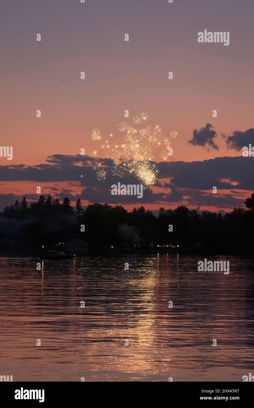 Feuerwerk am Wasser über der kanadischen Hütte am See Stockfoto