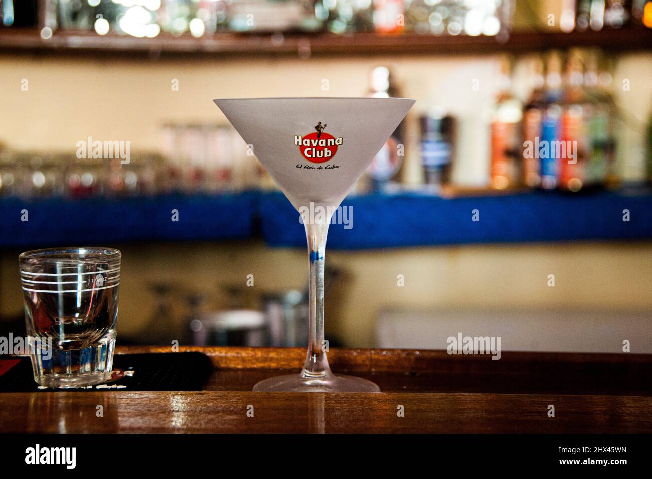 Salud und Cheers! Ein Glas Rum des Havana Club, der Rum von kuba, in einer Bar in der UNESCO-Weltkulturerbestadt Havanna, Kuba. Stockfoto