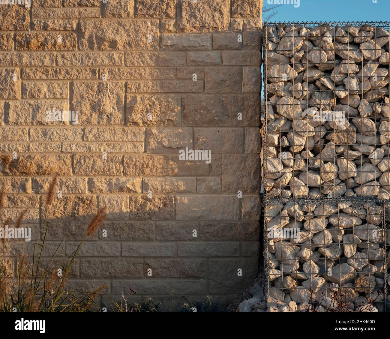 Detailansicht der kontrastierenden Rohsteinwände und der 'Gabion'-Wände. Clifftops, Dorset, Portland, Großbritannien. Architekt: Morrow + Lorraine Architects, Stockfoto