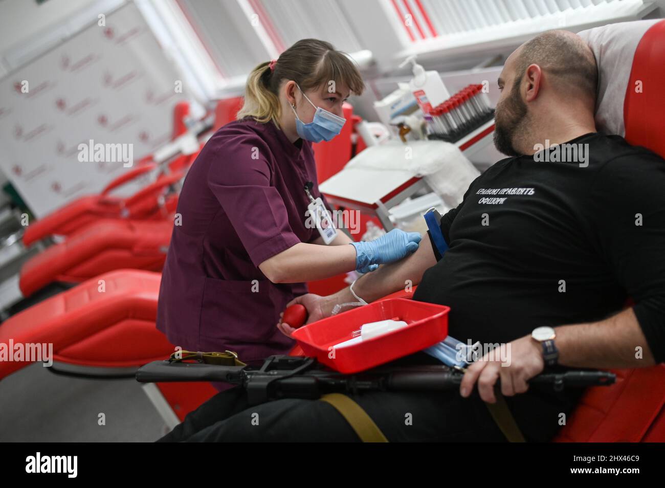Kiew, Ukraine. 09. März 2022. Soldaten der territorialen Verteidigungskräfte und Feuerwehrleute in Kiew spenden Blut in einem Krankenhaus, da die Zahl der Opfer im Krieg zwischen Russland und der Ukraine weiter steigt. Kiew, Ukraine, 9. März 2022. (Foto von Justin Yau/Sipa USA) Quelle: SIPA USA/Alamy Live News Stockfoto